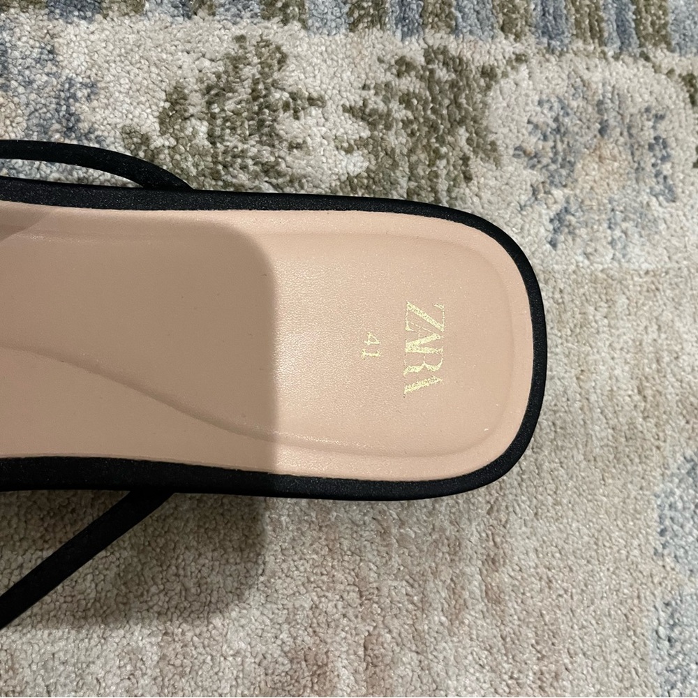 Zara Black and White Floral Sandals - Picture 3 of 4
